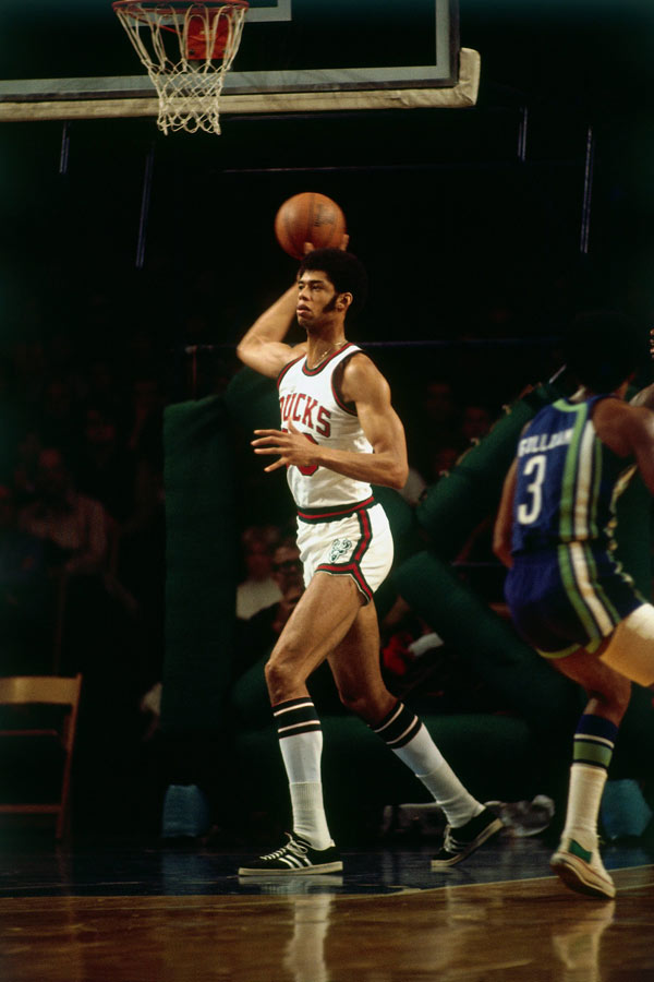 非法网赌“客服话术”分析：解析她们如何用温柔语调劝说你“再充 5000 即可解冻”。